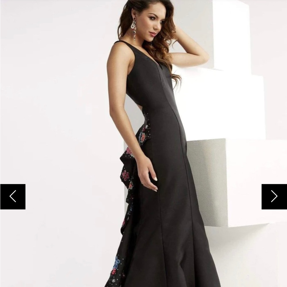Jasz Couture Sparkling Halter Prom/Evening Gown Size 6 - LIKE NEW